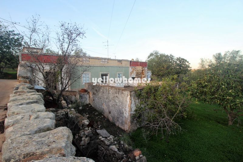 Espaçoso terreno com ruína e vista campo perto de Loule